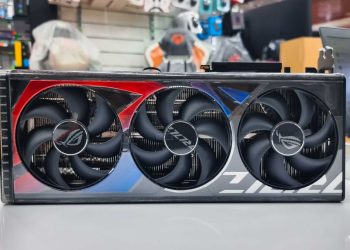 “Şu An Yüksek Performanslı Bir Grafik Kartına Para Harcamayın – RTX 4090 Kötü Bir Seçim”
Son yıllarda grafik kartları, oyun deneyimimizi büyük ölçüde etkileyen önemli bir bileşen haline geldi. Ancak, yüksek fiyatlı grafik kartları, her zaman en iyi çözüm olmayabilir. Özellikle NVIDIA’nın RTX 4090 modeli, birçok kullanıcı için kötü bir seçim olabilir. İşte nedenleri:
1. **Fiyat Performans Oranı**: RTX 4090, olağanüstü bir performansa sahip olsa da, fiyatı da bir o kadar yüksek. Daha uygun fiyatlı alternatif grafik kartları, benzer oyun performansını sağlarken, bütçenizi daha iyi yönetmenize olanak tanır.
2. **Aşırı Güç Tüketimi**: RTX 4090, yüksek bir güç tüketimine sahiptir. Bu, sadece elektrik faturalarınıza etki etmekle kalmaz, aynı zamanda uygun bir güç kaynağına ve soğutma çözümüne yatırım yapmanızı gerektirir.
3. **Oyun Gelişimi**: Birçok oyun, grafik kartlarının potansiyelini tam olarak kullanamıyor. Özellikle 1080p veya 1440p çözünürlükte oyun oynuyorsanız, RTX 4090 gibi üst düzey bir kart almanız gerekmiyor.
4. **Yeni Nesil Kartlar**: Grafik kartı pazarında sürekli yenilikler yaşanmaktadır. Mevcut nesil kartlardan farklı olarak daha uygun fiyatlı ve verimli yeni nesil modellerin çıkması bekleniyor.
5. **Yetersiz Serinletme ve Sistem Dengeleme**: Yüksek performanslı bir karta sahip olmak, aynı zamanda güçlü bir soğutma sistemine ve diğer bileşenlerin de uyumlu olmasına ihtiyaç duyar. Bu, ek maliyet anlamına gelir.
Sonuç olarak, şu anda hangi çözünürlükte oyun oynadığınıza, bütçenize ve oyun ihtiyaçlarınıza bağlı olarak daha uygun fiyatlı alternatifleri düşünmek, daha mantıklı bir seçenek olabilir. RTX 4090 yerine, daha uygun fiyatlı ve yeterli performans sağlayan bir grafik kartı almak, paranızı daha verimli kullanmanıza yardımcı olacaktır.