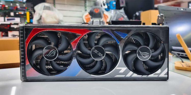 “Şu An Yüksek Performanslı Bir Grafik Kartına Para Harcamayın – RTX 4090 Kötü Bir Seçim”

Son yıllarda grafik kartları, oyun deneyimimizi büyük ölçüde etkileyen önemli bir bileşen haline geldi. Ancak, yüksek fiyatlı grafik kartları, her zaman en iyi çözüm olmayabilir. Özellikle NVIDIA’nın RTX 4090 modeli, birçok kullanıcı için kötü bir seçim olabilir. İşte nedenleri:

1. **Fiyat Performans Oranı**: RTX 4090, olağanüstü bir performansa sahip olsa da, fiyatı da bir o kadar yüksek. Daha uygun fiyatlı alternatif grafik kartları, benzer oyun performansını sağlarken, bütçenizi daha iyi yönetmenize olanak tanır.

2. **Aşırı Güç Tüketimi**: RTX 4090, yüksek bir güç tüketimine sahiptir. Bu, sadece elektrik faturalarınıza etki etmekle kalmaz, aynı zamanda uygun bir güç kaynağına ve soğutma çözümüne yatırım yapmanızı gerektirir.

3. **Oyun Gelişimi**: Birçok oyun, grafik kartlarının potansiyelini tam olarak kullanamıyor. Özellikle 1080p veya 1440p çözünürlükte oyun oynuyorsanız, RTX 4090 gibi üst düzey bir kart almanız gerekmiyor.

4. **Yeni Nesil Kartlar**: Grafik kartı pazarında sürekli yenilikler yaşanmaktadır. Mevcut nesil kartlardan farklı olarak daha uygun fiyatlı ve verimli yeni nesil modellerin çıkması bekleniyor.

5. **Yetersiz Serinletme ve Sistem Dengeleme**: Yüksek performanslı bir karta sahip olmak, aynı zamanda güçlü bir soğutma sistemine ve diğer bileşenlerin de uyumlu olmasına ihtiyaç duyar. Bu, ek maliyet anlamına gelir.

Sonuç olarak, şu anda hangi çözünürlükte oyun oynadığınıza, bütçenize ve oyun ihtiyaçlarınıza bağlı olarak daha uygun fiyatlı alternatifleri düşünmek, daha mantıklı bir seçenek olabilir. RTX 4090 yerine, daha uygun fiyatlı ve yeterli performans sağlayan bir grafik kartı almak, paranızı daha verimli kullanmanıza yardımcı olacaktır.