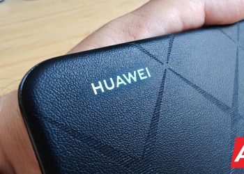 Huawei Mate 70 Pro’da üç ekran kamera deliği görüldü.