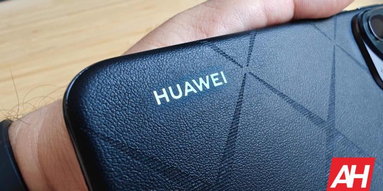 Huawei Mate 70 Pro’da üç ekran kamera deliği görüldü.