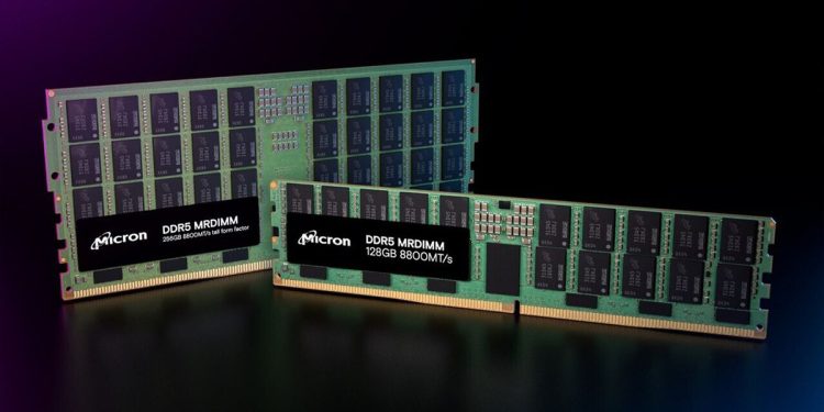 Intel, standart DRAM’a kıyasla çift hızda bellek bant genişliği sunan MRDIMM’lerin tanıtımını kutluyor. Bu yeni çözüm, ultrahızlı belleği kolayca entegre etme imkanı tanıyan bir plug-and-play (tak ve çalıştır) çözümüdür. MRDIMM’ler, yüksek performans gerektiren uygulamalar için önemli bir yenilik olarak öne çıkıyor.