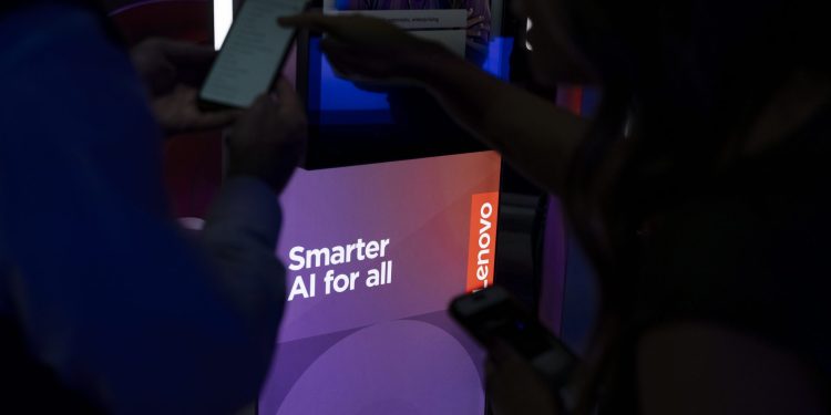 “Lenovo, AI Benimsemeyi Hızlandırıyor ve Keskin, Hibrit ve Ölçeklenebilir Yeniliklerle Herkes İçin Daha Akıllı AI Sunuyor”
