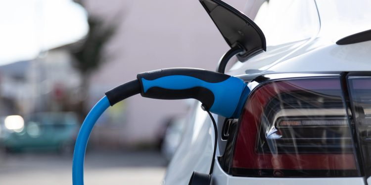 “AI Araştırmaları, Elektrikli Araç Şarjında Büyük Ölçekli Optimizasyon, Hız ve Tasarrufu Artırıyor”