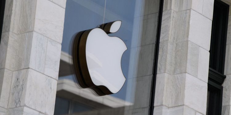 Apple’ın 2025’te AI destekli duvara monte akıllı ev tableti çıkaracağı iddia ediliyor.