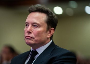 Elon Musk, Infowars’ın X hesaplarının The Onion’a devrini engellemek istiyor.