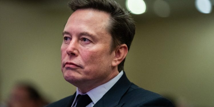 Elon Musk, Infowars’ın X hesaplarının The Onion’a devrini engellemek istiyor.