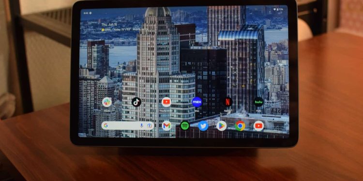 2025 yılında Google, Pixel Tablet 2 ve kendi klavyesi ile piyasaya sürmeyi planlıyor.