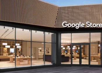 Oakbrook’taki Google Mağazası, açık hava alışveriş merkezinin ilk şubesi.