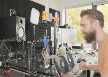 Meraklı, Dremel Yapıştırma Tabanca İle Özelleştirilmiş 3D Yazıcı İnşa Ediyor
