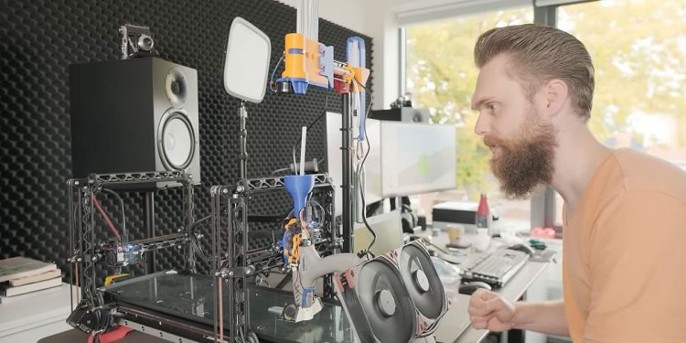 Meraklı, Dremel Yapıştırma Tabanca İle Özelleştirilmiş 3D Yazıcı İnşa Ediyor