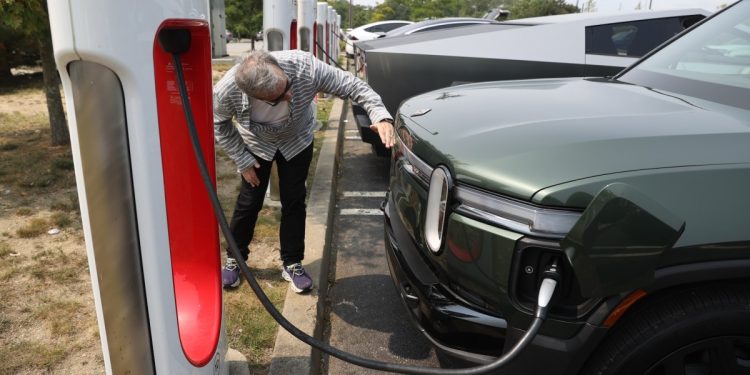 Tesla Süperşarjı: GM, Ford, Rivian ve Diğer Elektrikli Araç Markaları Erişimi