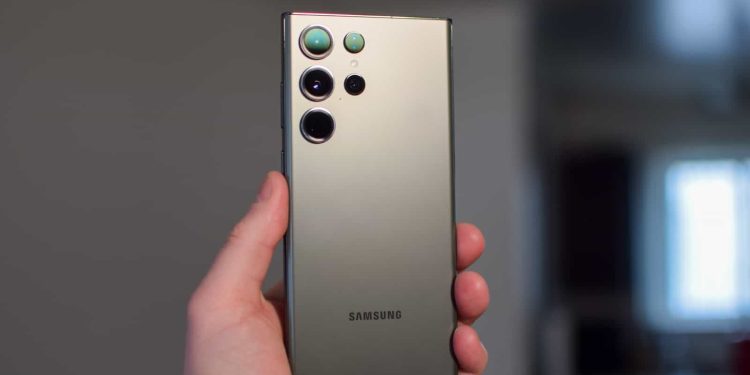 Galaxy S23 Serisi, Kasım 2024 Güvenlik Güncellemesini Almaya Başladı