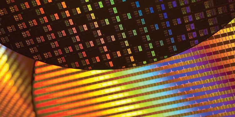TSMC, müşterilerin süper yüksek performanslı kapasitörlerle donatılmış performans artırılmış 2nm çipler tasarlayabileceklerini duyurdu. Bu yeni teknoloji, çip tasarımı ve üretiminde önemli bir adım olup, yüksek performans gereksinimlerini karşılayabilen daha verimli ve güçlü işlemcilerin geliştirilmesine olanak tanıyacak. TSMC’nin bu yeniliği, yarı iletken endüstrisinde rekabet avantajı sağlayacak ve daha ileri düzeyde uygulamaların gerçekleştirilmesine katkıda bulunacaktır. Bu tür gelişmeler, AI, veri merkezi ve mobil cihazlar gibi çeşitli alanlarda performansı artırma potansiyeline sahiptir. TSMC’nin bu yeni kapasitör teknolojisi, enerji verimliliği ve hız anlamında önemli iyileştirmeler sunabilir.