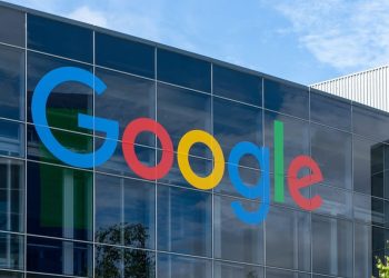Google, tekel şikayetleri nedeniyle Chrome tarayıcısını satmak zorunda kalabilir. Eğer bir mahkeme bu durumu onaylarsa, satışın yaklaşık 20 milyar dolar değerinde olabileceği belirtiliyor. Bu tür gelişmeler, teknoloji devlerinin rekabet politikaları ve kullanıcı verilerinin korunması konularındaki tartışmaları daha da alevlendirebilir. Google’ın bu olasılığa yanıtı ve olası satış sürecinin detayları, sektör için önemli sonuçlar doğurabilir.