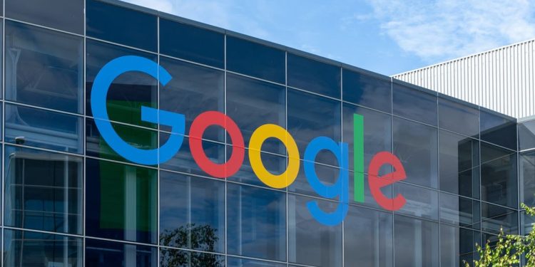Google, tekel şikayetleri nedeniyle Chrome tarayıcısını satmak zorunda kalabilir. Eğer bir mahkeme bu durumu onaylarsa, satışın yaklaşık 20 milyar dolar değerinde olabileceği belirtiliyor. Bu tür gelişmeler, teknoloji devlerinin rekabet politikaları ve kullanıcı verilerinin korunması konularındaki tartışmaları daha da alevlendirebilir. Google’ın bu olasılığa yanıtı ve olası satış sürecinin detayları, sektör için önemli sonuçlar doğurabilir.