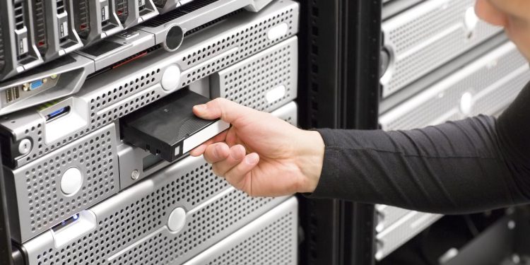 Huawei, 72TB depolama kapasiteli SSD-kaset hibrit depolama cihazı geliştirdi.