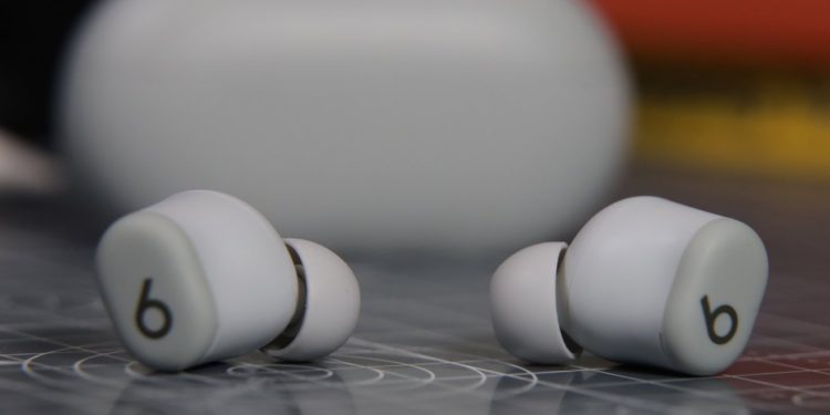 Apple’ın Beats Solo Kulaklıkları İlk Firmware Güncellemesini Aldı