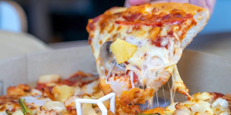 Ananaslı pizzanın lezzetli olduğunu kanıtlayan 70 karakterlik başlık
