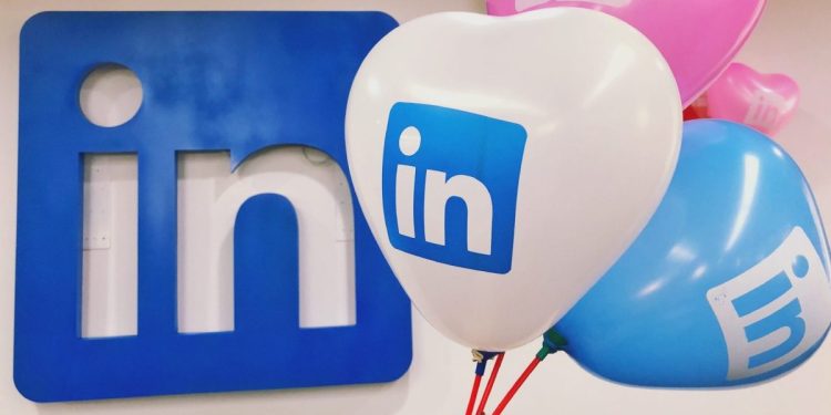 LinkedIn, son 12 ayda 2 milyar dolar premium gelir geçildiğini duyurdu.