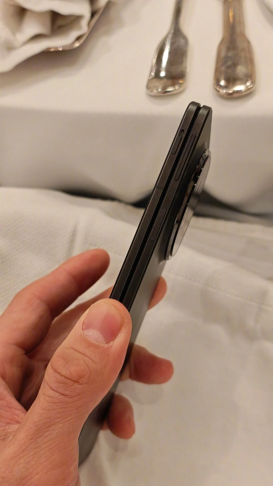 OPPO Find N5 live image folded leak 2