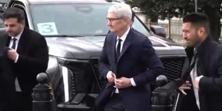 “Tim Cook, Beyaz Saray’da Başkan Trump ile Görüştü”