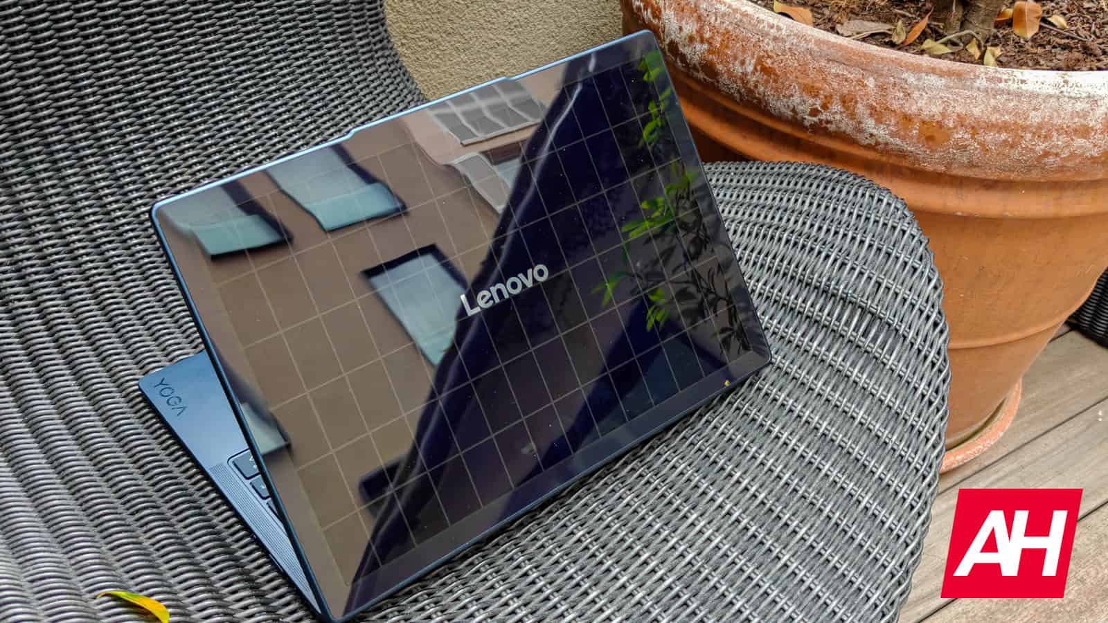 Lenovo Yoga Solar PC Concept AM AH 06