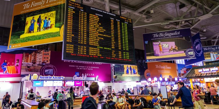 Karmaşık planlama problemlerini daha hızlı çözmek için yapılacak etkili bir yöntem, yapay zeka ve makine öğrenme tekniklerini kullanmaktır. Bu teknolojiler, büyük miktarda veriyi analiz ederek doğru kararlar almayı sağlayabilir ve daha hızlı sonuçlar elde etmenize yardımcı olabilir. Ayrıca, optimizasyon algoritmaları ve bulanık mantık gibi teknikler de kullanarak problemleri daha etkili bir şekilde çözebilirsiniz. Bunların yanı sıra, probleminizi parçalara ayırarak küçük alt problemler üzerinde çalışmak ve sonrasında bu parçaları birleştirerek çözümü elde etmek de zaman tasarrufu sağlayabilir.