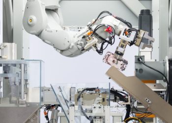“Silahlanma Yarışı: Apple, ABD iPhone Montajı için Robot Teknolojisini Bekliyor, Diyor Ticaret Bakanı”