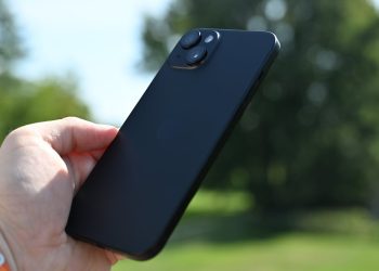 “Apple’ın İrlanda Test Laboratuvarlarında – iPhone’unuzun Kum Fırtınalarına, Hamamlara ve Tuzlu Suya Nasıl Dayandığı”