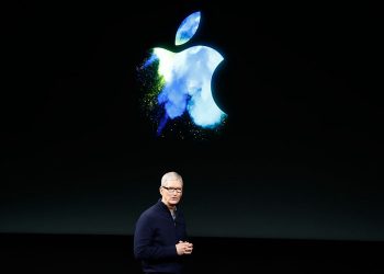 Apple’ın Tim Cook, 900M$ gümrük vergisi ödemesine rağmen fiyat artışı açıklamıyor.