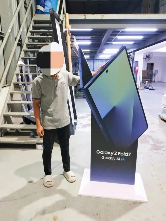 galaxy-z-fold-7-retail-stand-1-555x737-1 Galaxy Z Fold 7 retail stand 1
