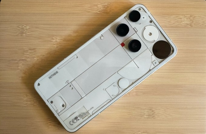 nothing-phone-3-feat Nothing Phone 3 on a wooden board