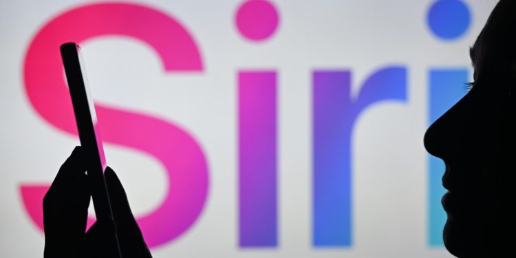 Apple’ın yeni Siri’si, kullanıcıların uygulamaları sadece sesle kontrol etmesine olanak tanıyacak.