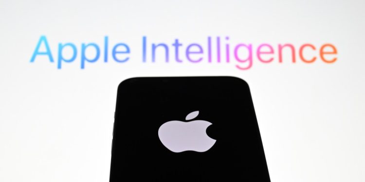 Apple, Elon Musk’ın App Store’un OpenAI’yi tercih ettiğini iddialarını reddetti.