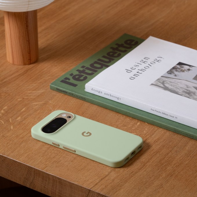 pixelsnap_case_p10_lifestyle