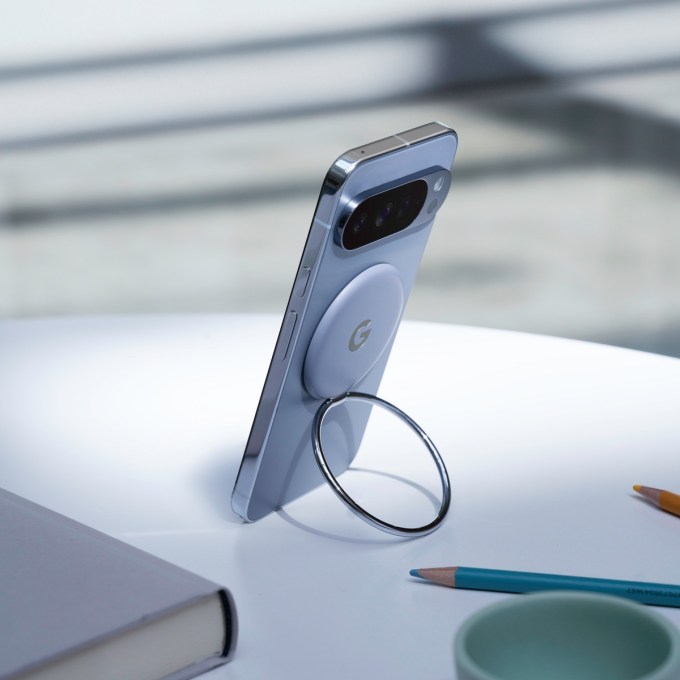 pixelsnap_ring_stand_lifestyle