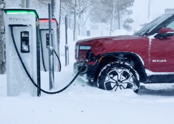 Trump yönetimi, mahkemeyi kaybettikten sonra 5 milyar dolarlık EV şarj fonlarını dondurmamaya karar verdi.