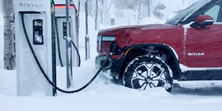 Trump yönetimi, mahkemeyi kaybettikten sonra 5 milyar dolarlık EV şarj fonlarını dondurmamaya karar verdi.