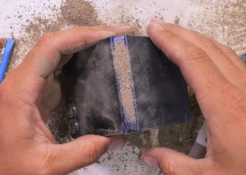 “Galaxy Z Flip 7’nin Eğilme, Yanma ve Kirle Mücadelesi — Dayanıklılığını Nasıl Koruyor?”
