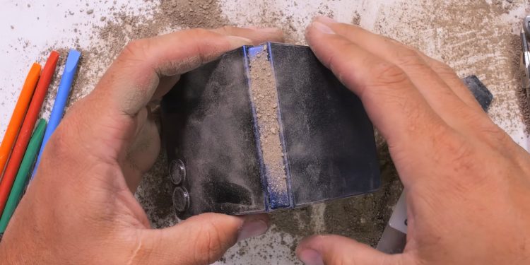 “Galaxy Z Flip 7’nin Eğilme, Yanma ve Kirle Mücadelesi — Dayanıklılığını Nasıl Koruyor?”