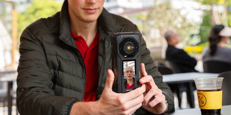 Ulefone Armor 33 Pro’nun Arka Ekranı: Çok Yönlü Bir Araç