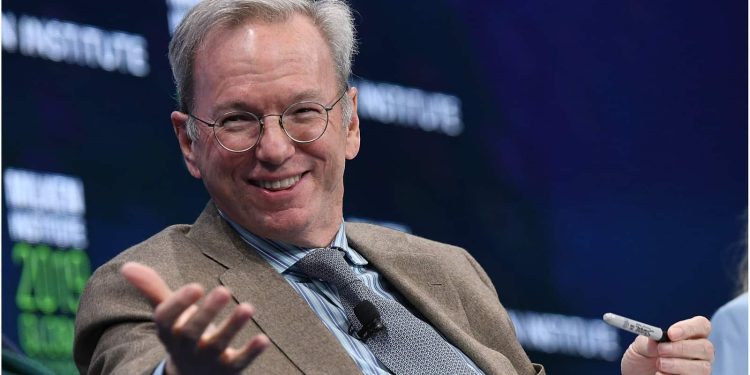 Eski Google CEO’su, Çin ile Rekabet İçin ABD Çalışanlarını İş-Yaşam Dengesi Ticareti Yapmaları Gerektiği Konusunda Uyarıyor