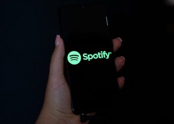 Spotify, sanatçılar için şartlarını değiştirdiği iddialarını reddetti.