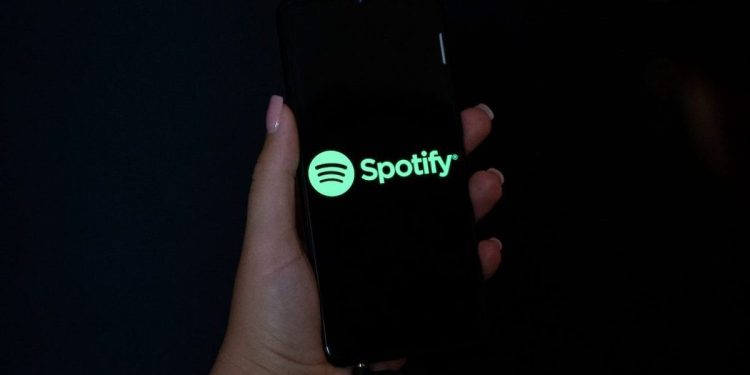 Spotify, sanatçılar için şartlarını değiştirdiği iddialarını reddetti.