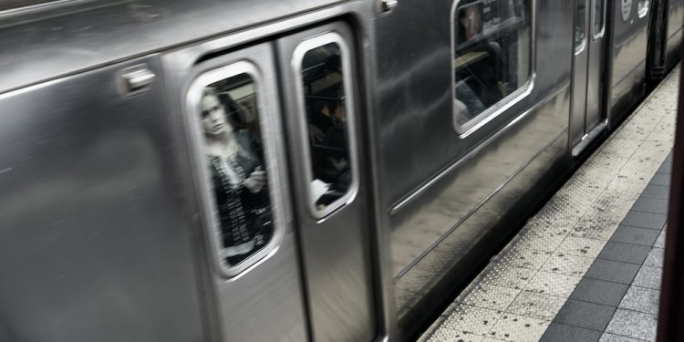 AI girişimi Friend, metro reklamlarına 1 milyon dolardan fazla harcadı.