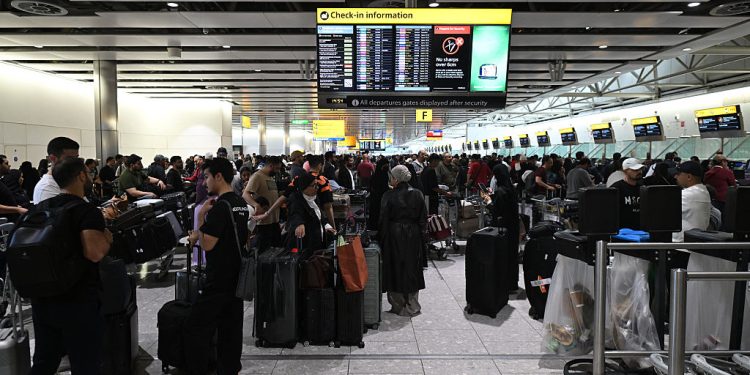 Heathrow ve diğer havaalanlarında siber saldırı sonrası yüzlerce uçuş gecikti
