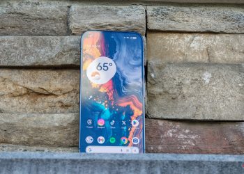 “Google Pixel 10 Ekranlarında Kar Fırtınası: Kullanıcılar Garip Bir Hata Bildiriyor”
