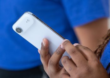 Apple’ın yeni iPhone güvenlik özelliği, casus yazılımcılar için zorlu hale geldi.