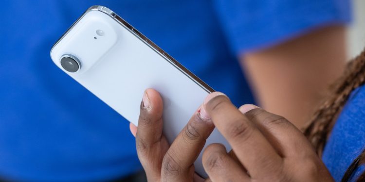 Apple’ın yeni iPhone güvenlik özelliği, casus yazılımcılar için zorlu hale geldi.