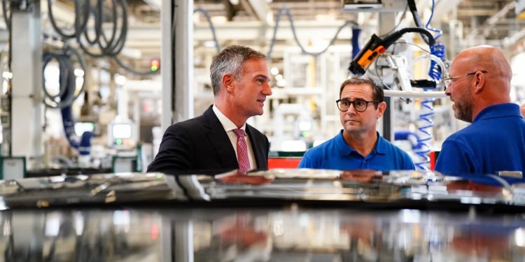 Jaguar Land Rover, üretime en az bir hafta ara verecek